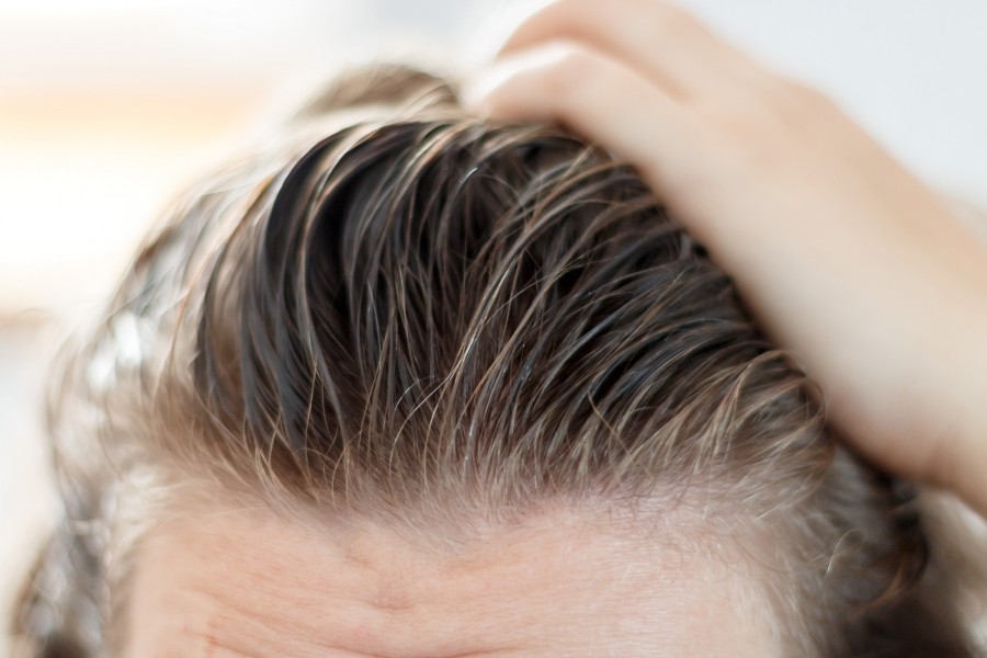 Dieser Tipp kann gegen schnell fettendes Haar helfen.
