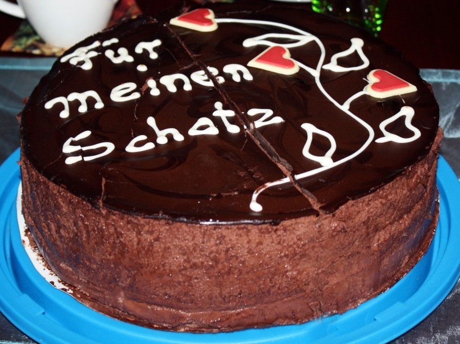 Das "Happy Birthday" fehlt noch auf der Geburtstagstorte oder die Plätzchen wollen noch verziert werden? So kannst du Kuchen und Plätzchen dekorieren und beschriften.
