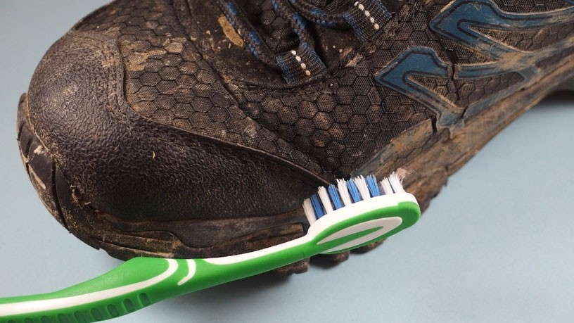 Schon mal Schuhe mit einer Zahnbürste geputzt? Damit kann man(n) wunderbar die feinen Fugen von festgesessenem Staub und Schmutz befreien