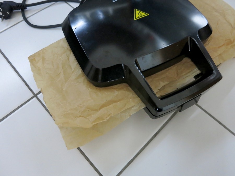 So vermeidet ihr die nervige Reinigung des Sandwichmakers: Packt eure Sandwiches einfach zwischen Backpapier!