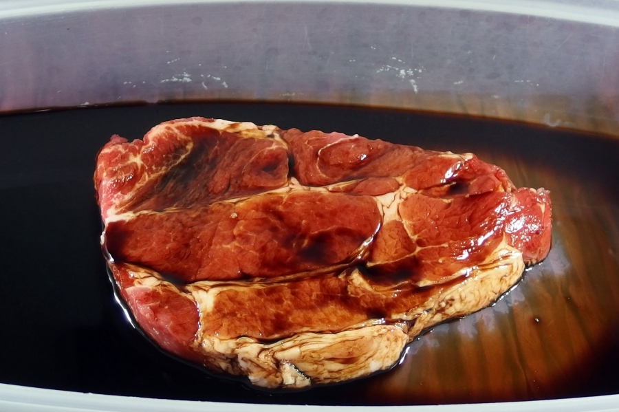 Mit Sojasoße kann man ganz einfach Puten- aber auch Schweinefleisch sehr zart machen.