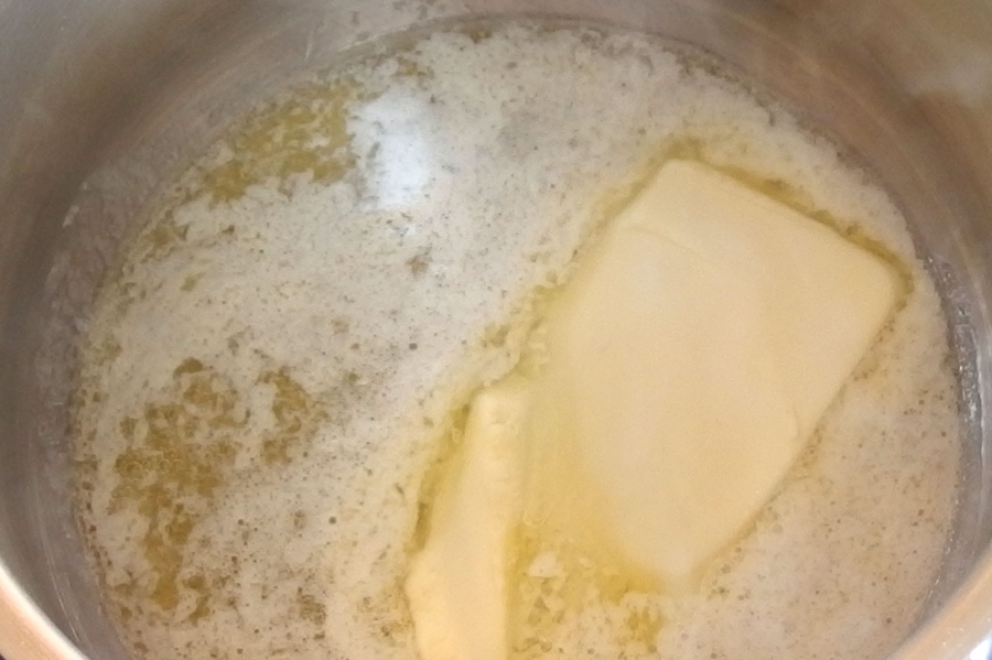Butter in einem Topf schmelzen, aber nicht bräunen.