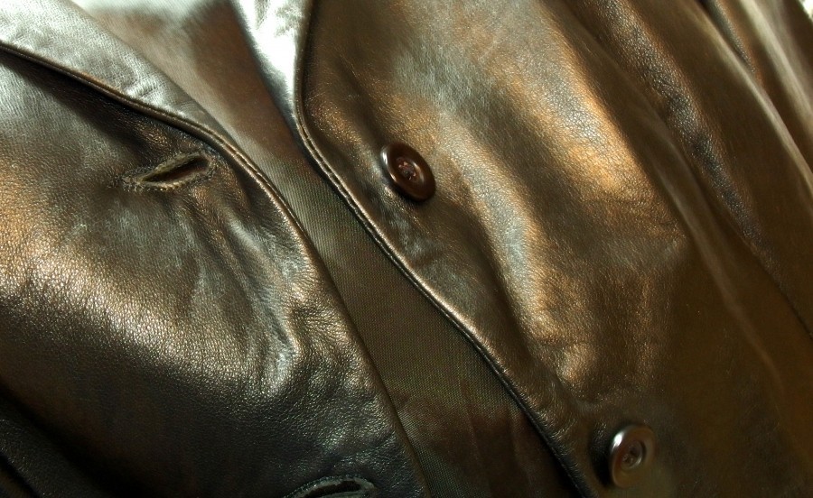 Hartes Leder, wie z. B. eine Lederjacke, ein Gürtel oder auch eine Tasche, wird mit Rizinusöl weich wie ein Staubtuch und fühlt sich gut an.