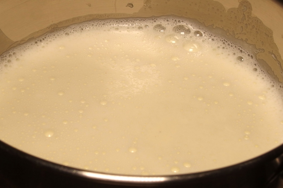 Übergekochte Milch auf dem Herd mit kalter Milch leicht entfernen.