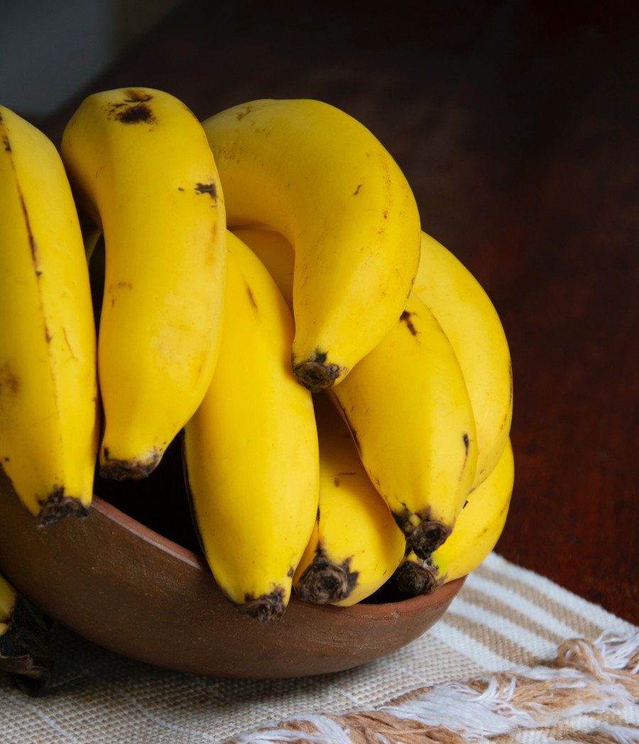 Warzen kann man mit einem ganz natürlichen Hausmittel, nämlich mit Bananenschalen, bekämpfen. Nach einer Woche Behandlung sollte die Warze verschwunden sein.