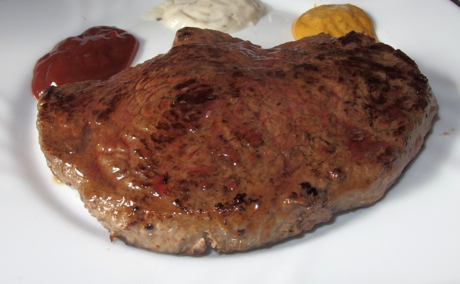 Steak wird butterzart und weich mithilfe von Mehl. 