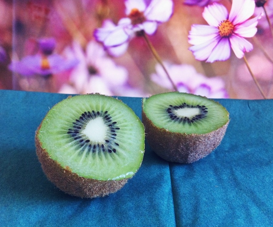  Kiwi zusammen mit einem Apfel in einer Büchse - einer Art Brutkasten - ein paar Tage liegen lässt, werden sie ganz weich und aromatisch.