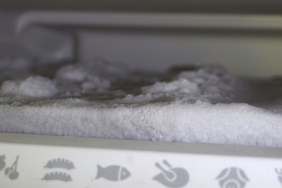 Kühlschrank und Eis- bzw. Tiefkühlfach öffnen und in Ruhe abtauen lassen, dabei gebrauchtes, mehrfach gefaltetes Frotteetuch unten so reinlegen, dass keine Überschwemmung durch das Tauwasser entstehen kann.