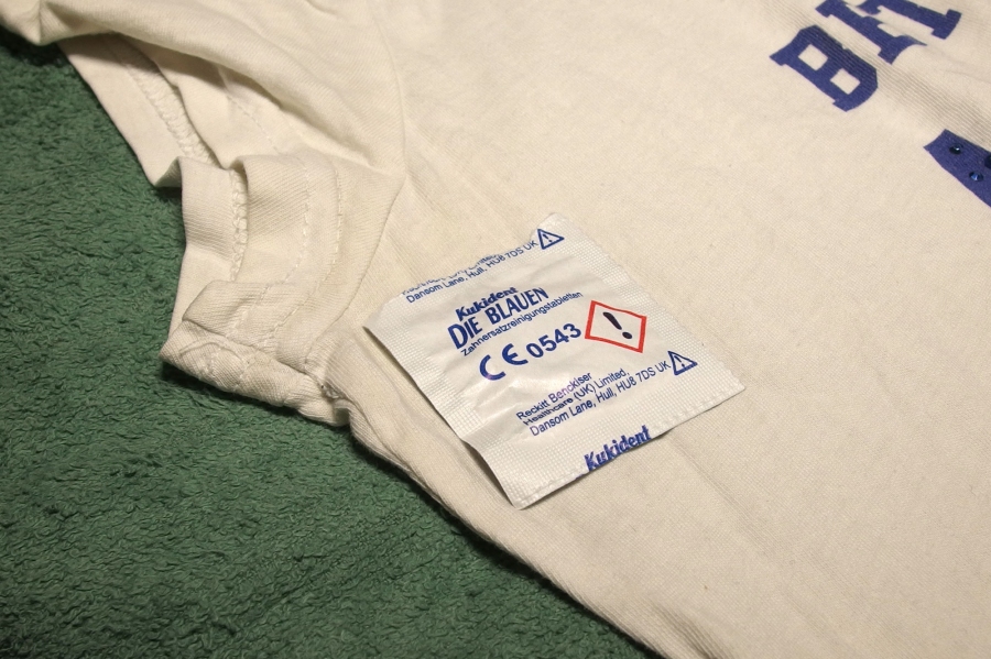 Achselschweißflecken in T-Shirts mit Gebissreiniger entfernen.