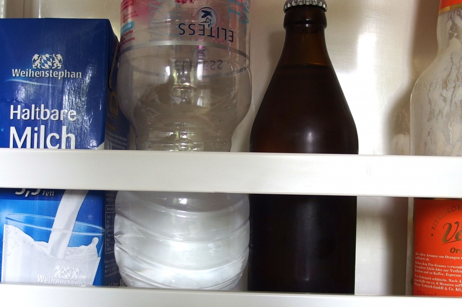 Damit bei einer angebrochenen Flasche die Kohlensäure nicht so schnell entweicht, einfach die Flasche so fest wie möglich verschließen und sie mit dem Flaschenhals nach unten in den Kühlschrank stellen.