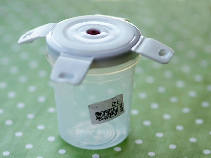 Aufkleber von Gefrierdosen leichter entfernen: Dieser Tipp verrät, wie es gemacht wird, probiere es aus.