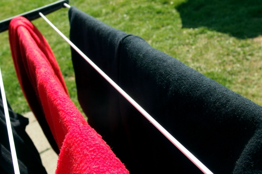 Muffige Wäsche? dicke Stoffe weit auseinander aufhängen damit die Luft gut zirkulieren kann und sich somit keine "versteckte Feuchtigkeit" in der Kleidung hält! Hilft sicher!