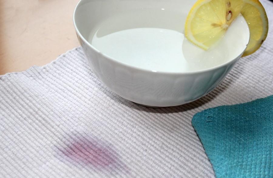 Mithilfe von heißem Wasser und Zitronenwasser können Kirschflecken erfolgreich aus Kleidung entfernt werden.