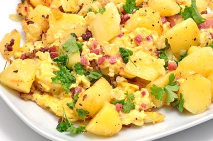 Das traditionelle Bauernfrühstück besteht aus gebratenen Kartoffeln, Speck, Eiern und Zwiebeln. Einfach lecker!