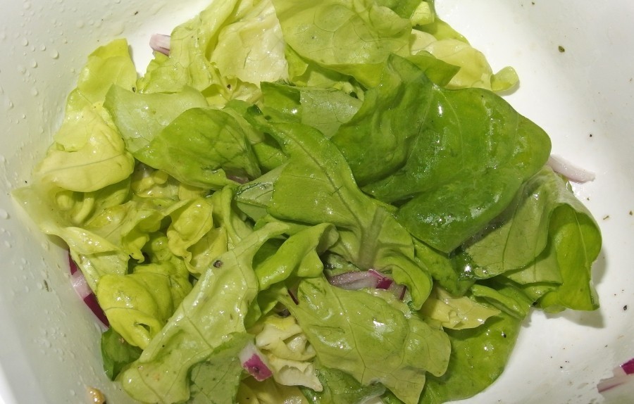 Salat ist gesund und könnte so kalorienarm sein, wenn nicht die fettigen Dressings wären. Deshalb mache ich nur 2 EL Essig und 2 EL Öl an den Salat und zusätzlich noch 2 EL Milch oder Obstsaft. Dann noch würzen, schmeckt prima!