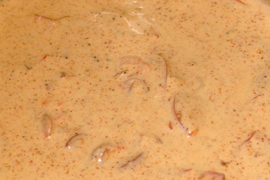 Zu Gegrilltem passt diese kalte Currysoße sehr gut.