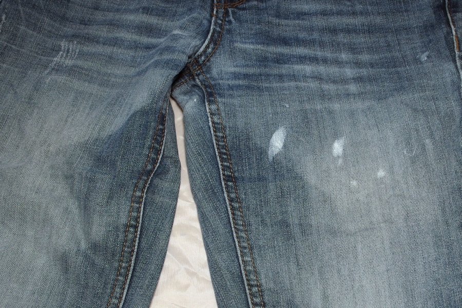 Eingetrocknete Wandfarbenkleckse  auf neuer Jeans erfolgreich entfernen - bei schwarzer Jeans mit diesem Tipp vorsichtig sein!