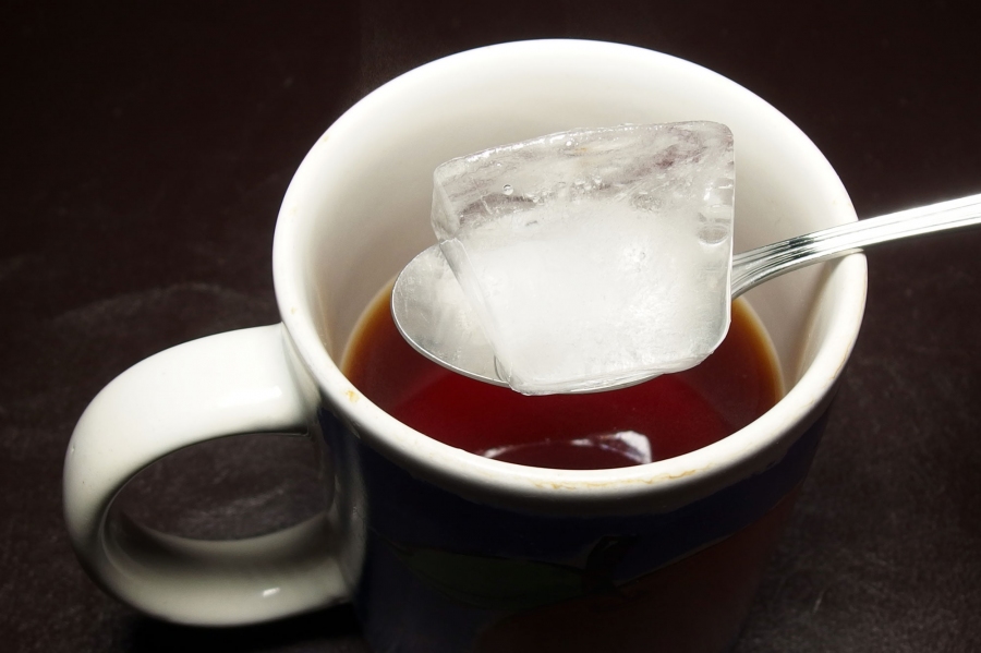 Heißen Tee schneller auf Trinktemperatur kriegen: Eiswürfel in den Tee geben. Kurz umrühren und viola der Tee ist abgekühlt. 