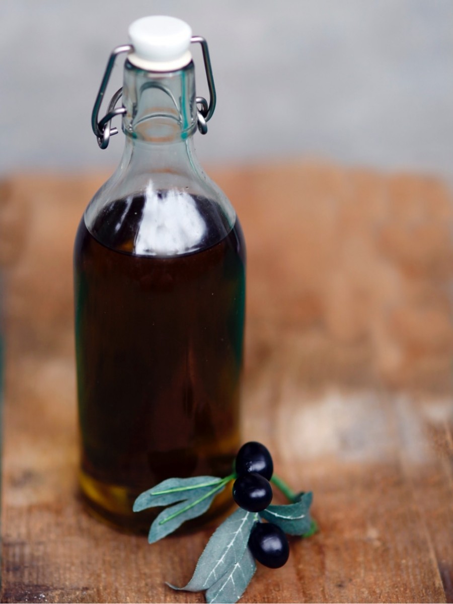 Olivenöl beim Zubereiten von Salaten sparen - Olivenöl zur Hälfte mit Sonnenblumenöl strecken.
