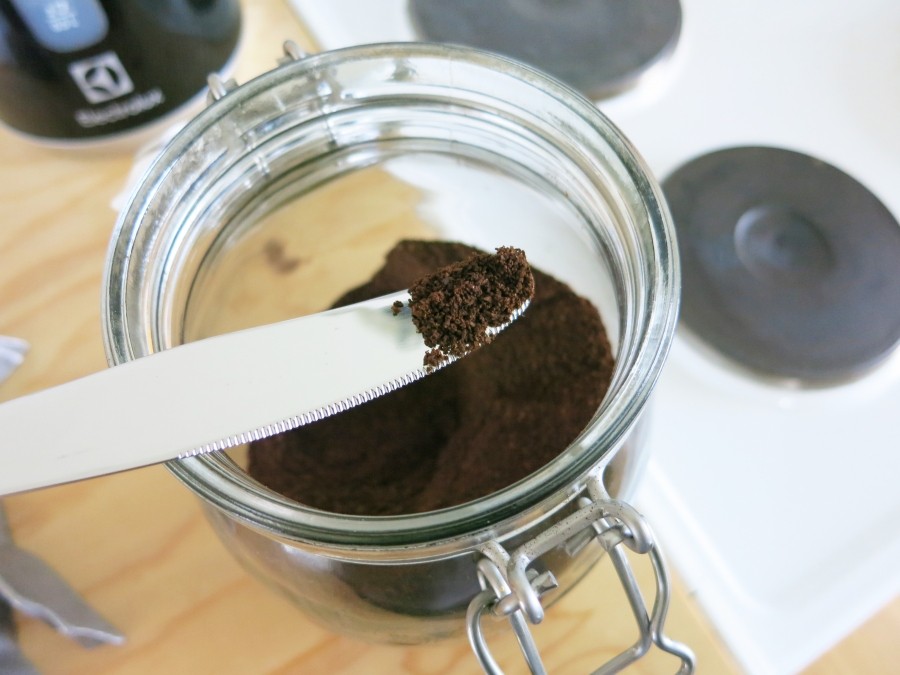 Eine schöne Farbe für braune Soßen erhält man, wenn 1-2 Messerspitzen Kaffeepulver dazugegeben werden.