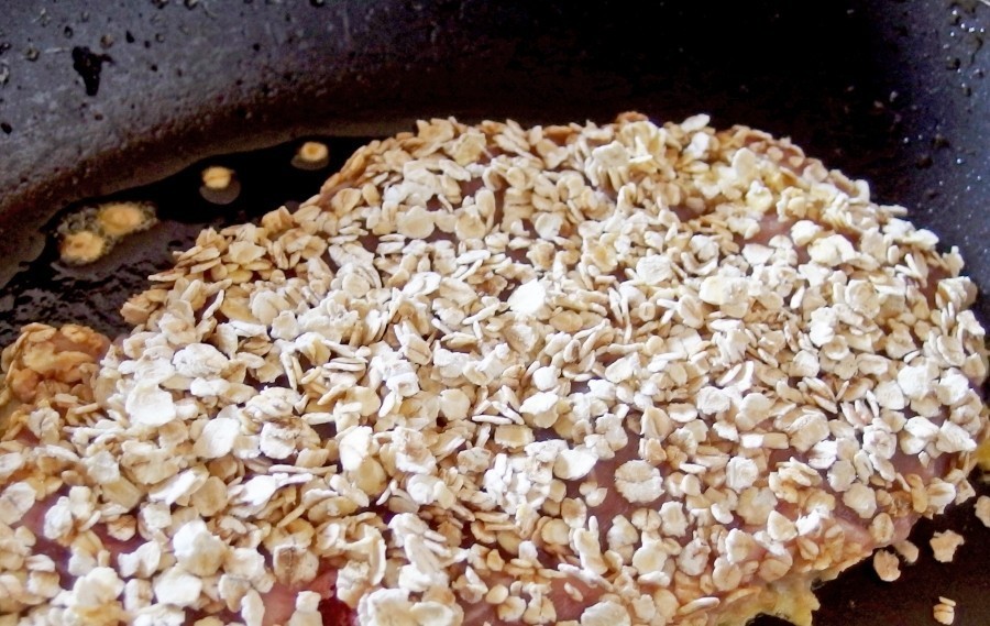 Für die Panierung von Schnitzeln muss man nicht immer Brot- oder Semmelbrösel verwenden: Eine leckere Panade mit Haferflocken ist schnell hergestellt.