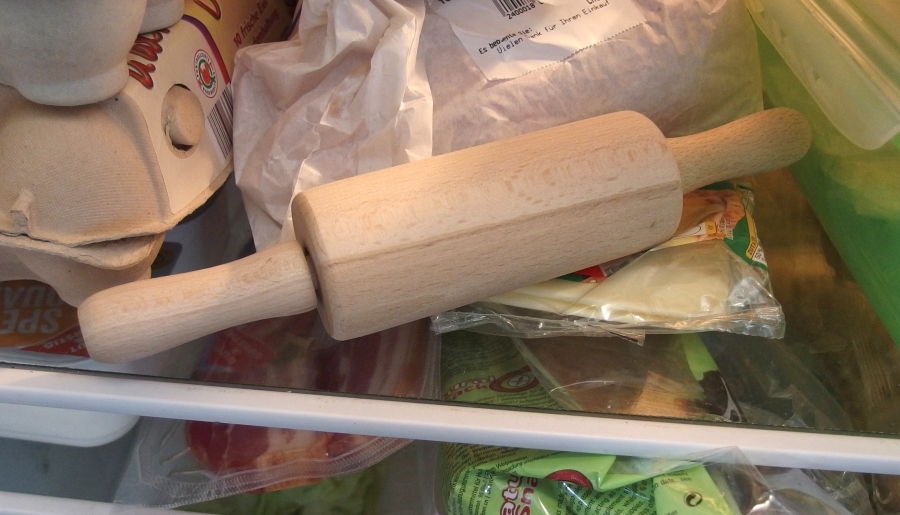 Mit einem kalten Nudelholz lässt sich Kuchenteig wesentlich leichter ausrollen. Also: Nudelholz vor dem Rollen im Kühlschrank aufbewahren.