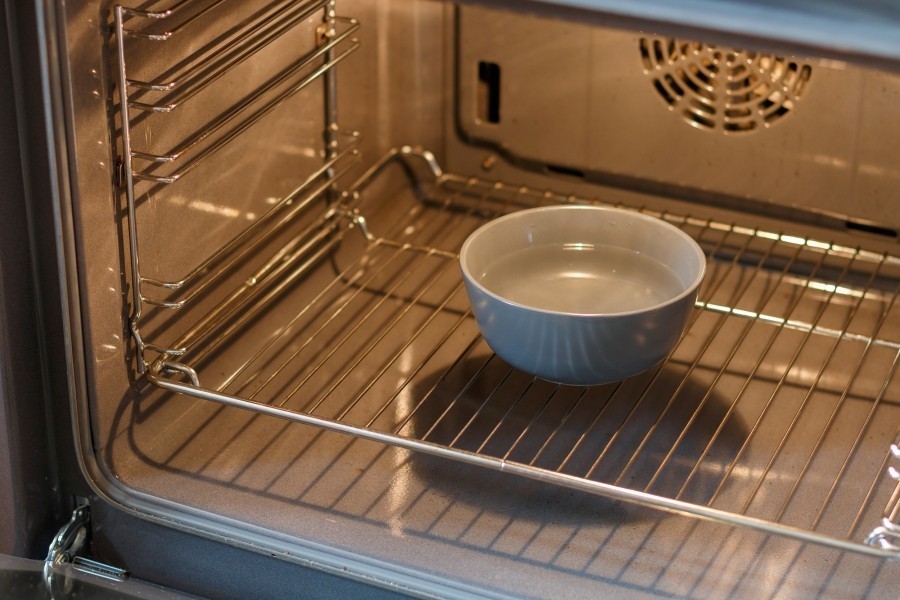 Harte Krusten im Ofen lassen sich hervorragend mithilfe einer Schale Wasser entfernen.