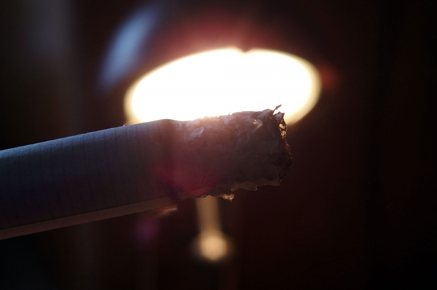 Wenn mal kein Feuerzeug zur Hand ist: Man kann die Zigarette auch an der Glühbirne einer Halogen-Lampe (zum Beispiel Schreibtischlampe) anzünden.
