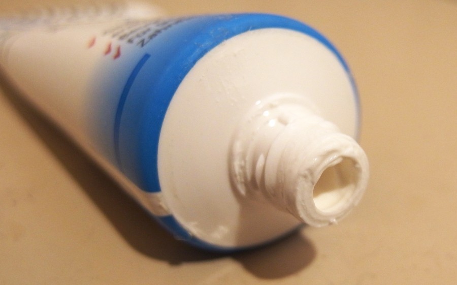 Die Zahnpasta trocknet die Blase aus.