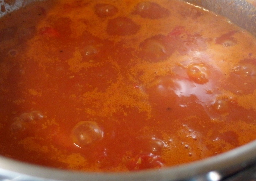 Tomatensauce lässt sich hervorragend mit Marmelade süßen.
