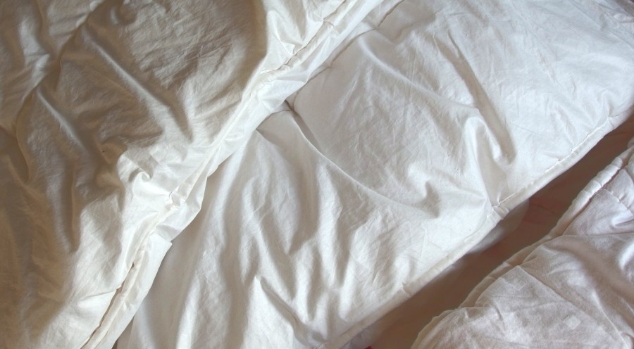 Wer nachts viel schwitzt, hat vermutlich die falsche Füllung in seiner Bettdecke. Wer transpiriert, sollte auf einen möglichst hohen Anteil an Federn in seiner Decke achten.