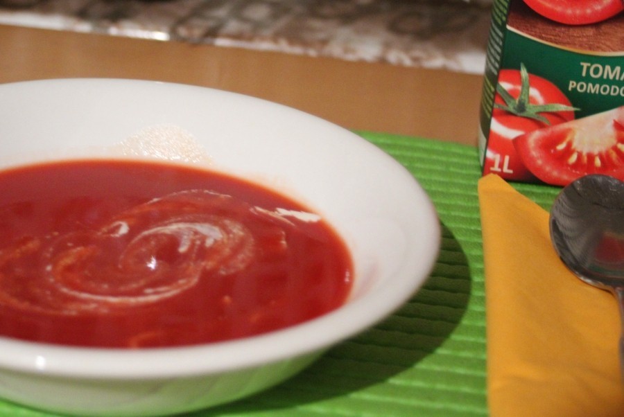 Ruck-Zuck ist diese Tomatensuppe zubereitet, denn es muss nur Tomaten- oder Gemüsesaft verfeinert und erhitzt werden.