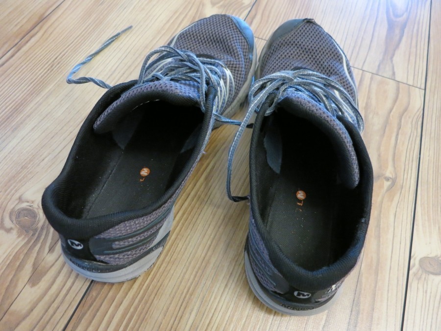 Wenn Schuhe abfärben, kann das lästig sein: Dagegen hilft es, die Schuhe mit Brennspiritus abzureiben.