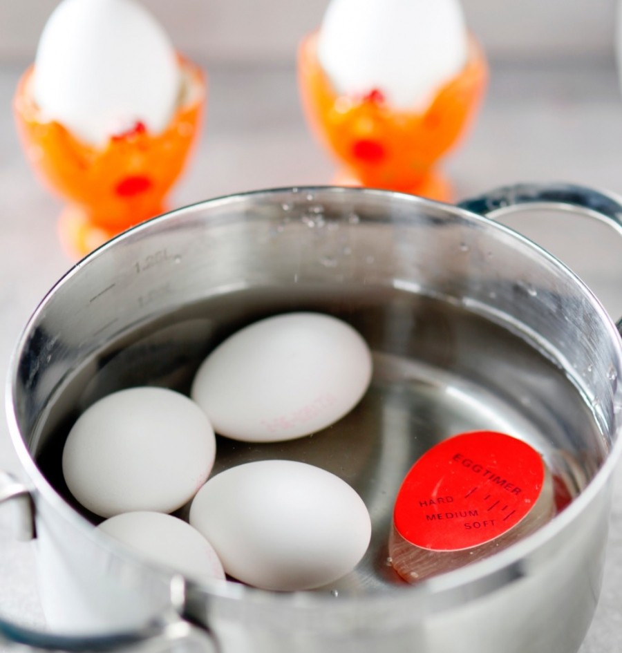 Mithilfe eines Eggtimers lassen sich Eier ganz einfach nach Belieben kochen.