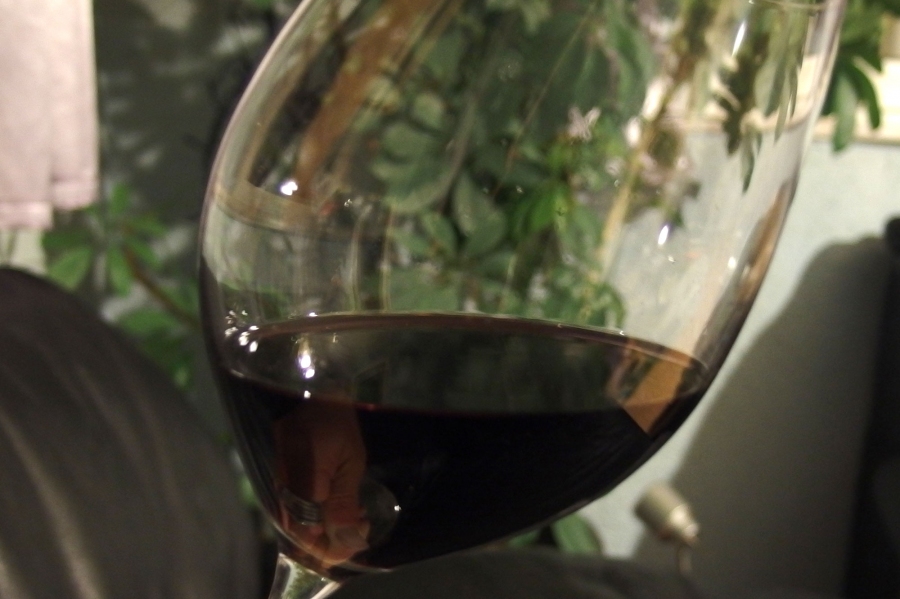 Sinnvolle Verwertung von Weinresten: Wein in Eiskugelbeutel füllen und einfrieren. Kann prima zum Verfeinern von Soßen verwendet werden.