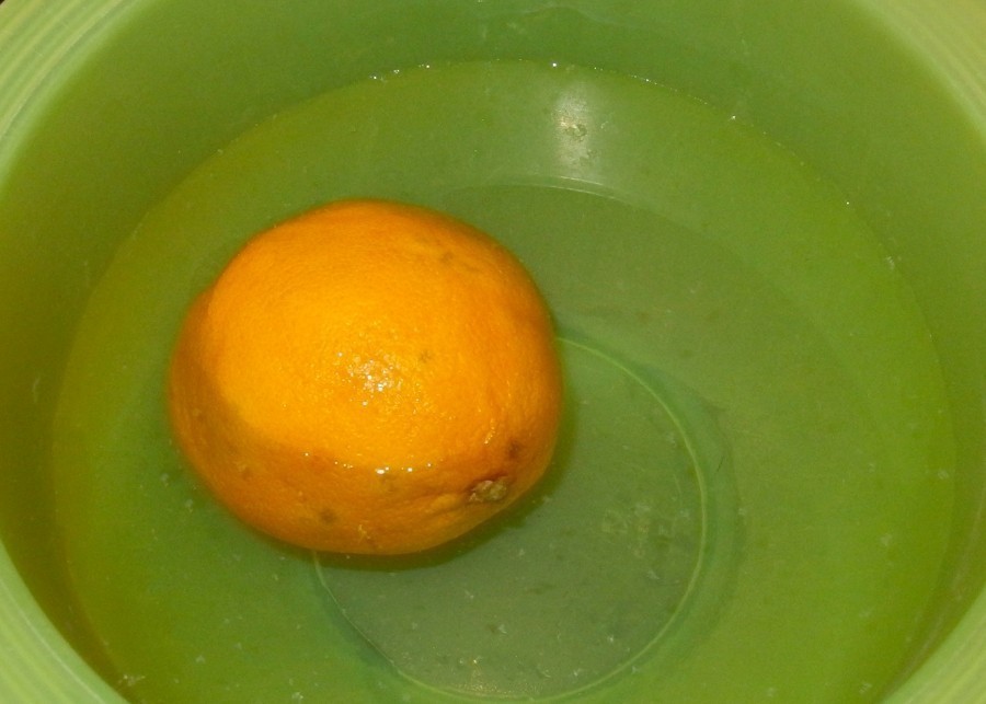 Erfrorene Apfelsinen gekauft? Legt man sie eine Stunde in kaltes Wasser, werden sie wieder essbar und schmecken nicht bitter.