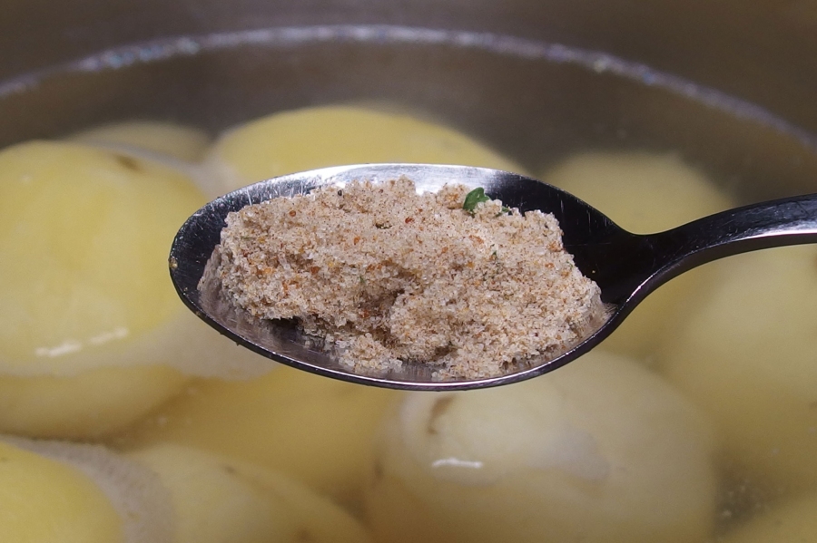Salzkartoffeln schmecken aromatischer, wenn man einen Teelöffel Gemüsebrühe ins Kochwasser gibt. 