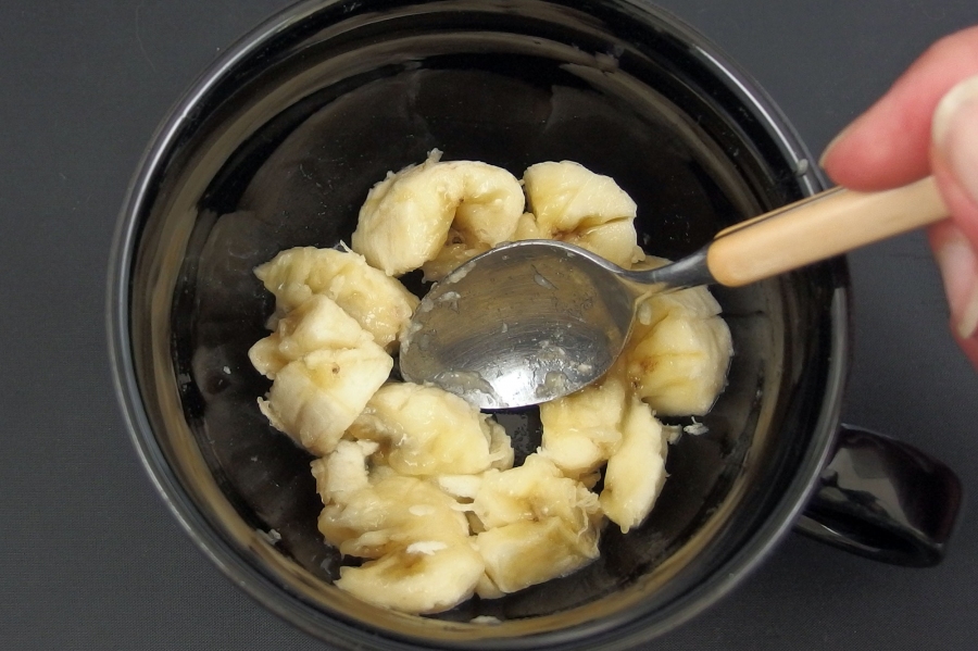 Eine kleine Banane als Eiersatz zum Kuchenbacken verwenden.