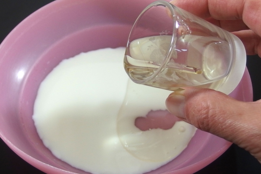 Gesünderer Sahneersatz (außer für Torten): Das Geheimnis heißt Milch und Öl.