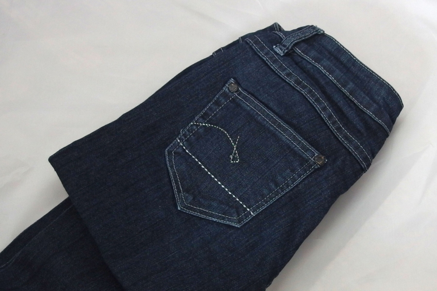Jeans auffrischen: Vom Farbauffrischer "marineblau", nehme ich 1/2 Beutel (nicht die ganze Packung, das wäre zu viel!) und färbe die Jeans nach Packungsangabe ein.