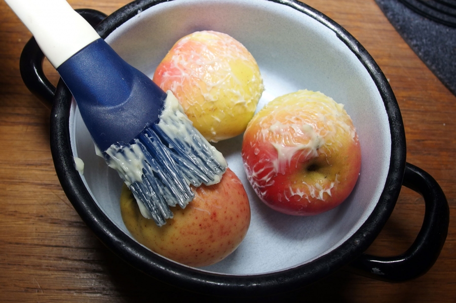 Wenn man die Äpfel vor dem Braten mit etwas flüssiger Butter oder Öl bestreicht, werden sie nicht schrumpelig.