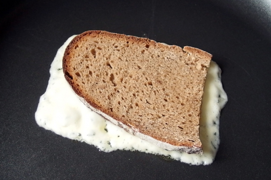 Gebratenes Käsebrot: Eignet sich hervorragend für älteres Brot und älteren Käse aller Art. Schmeckt hervorragend.