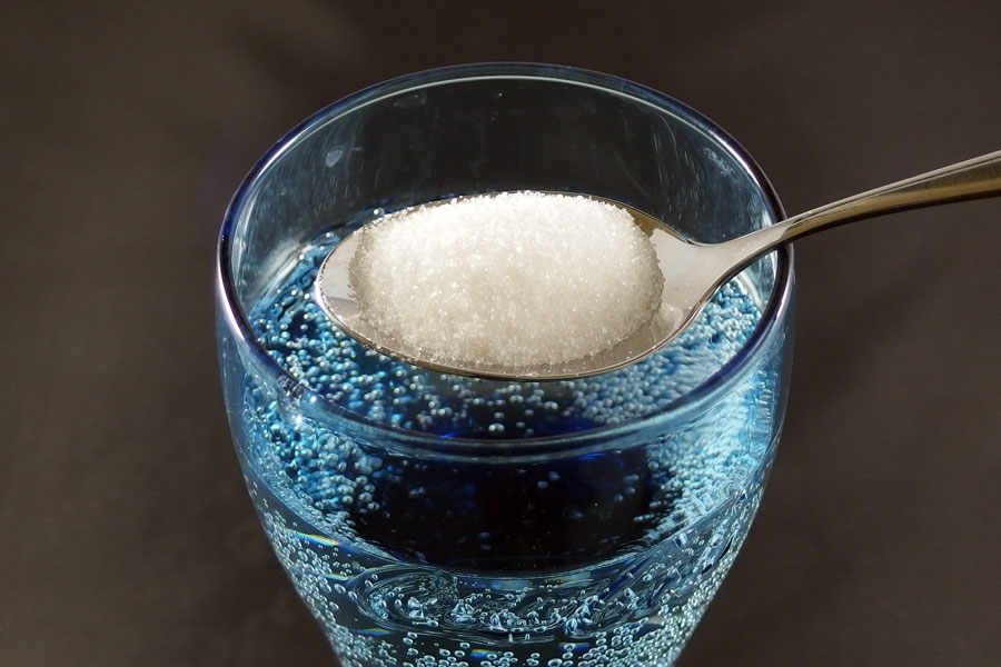 Bei Reizhusten in der Nacht hilft ein Glas lauwarmes Zuckerwasser.