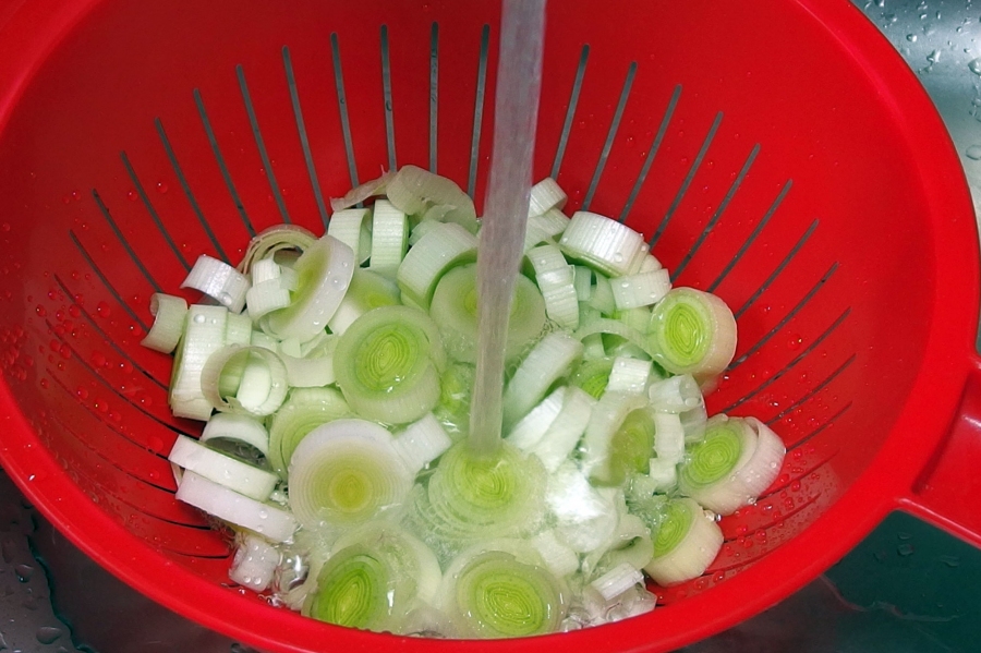 Grünes Gemüse nach dem Blanchieren mit kaltem Wasser abschrecken.