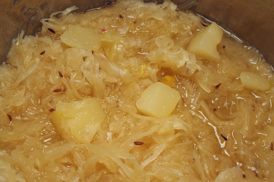 Sauerkraut mit Ananas als leckere Beilage zu Nürnberger Bratwürstchen mit Kartoffelpüree.