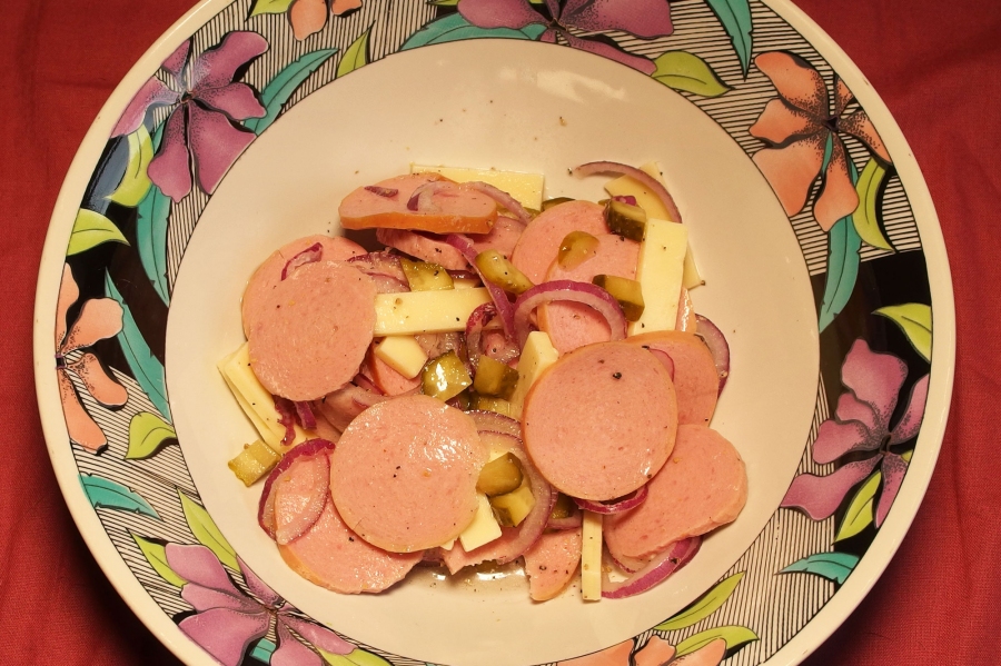Schnell zubereiteter und superleckerer Wurst-Käse-Salat.