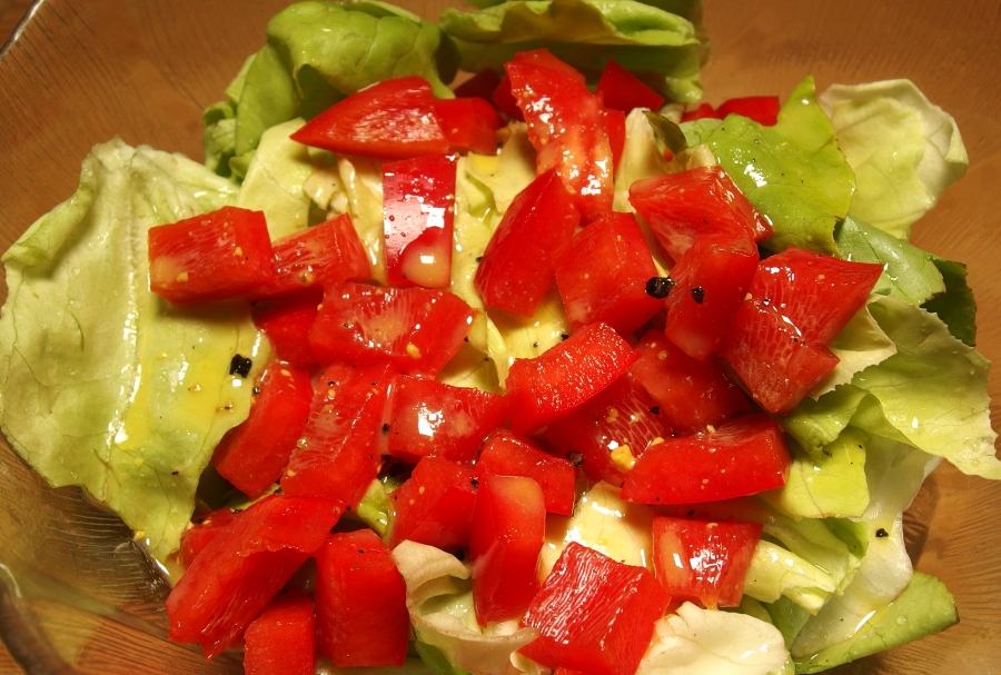 Für gemischten grünen Salat, auch mit Tomaten, Gurken und Paprika, ein sehr gut geeignetes und sehr schmackhaftes Dressing.