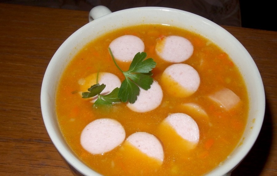 Auch wenn du sonst keinen Kürbis magst, diese köstliche Kürbissuppe mit Würstchen und Mettklößchen wird dir schmecken.
