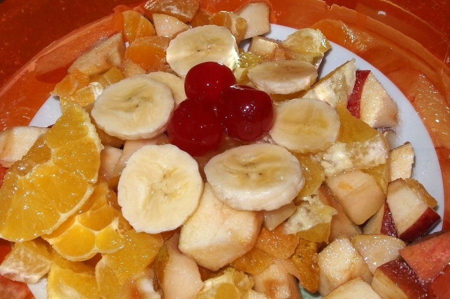 Die Früchte werden kleingeschnitten, evtl. vorher geschält und in eine Schüssel gegeben. Zuletzt die in Scheiben geschnittene Banane, da sie leicht braun wird.