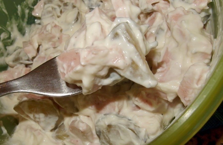 Selbst gemachter fettarmer Fleischsalat, zubereitet mit Sahnequark, Lyoner oder Fleischwurst, Meerrettich und Gewürzgurken.